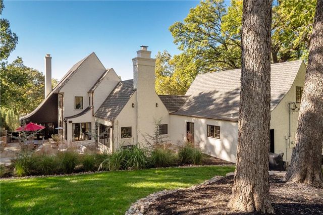 4963 Ward Parkway, Kansas City, MO 64112