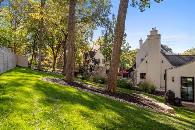 4963 Ward Parkway, Kansas City, MO 64112