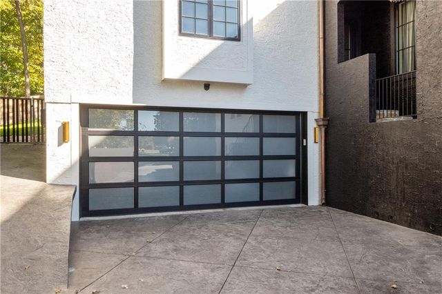 4963 Ward Parkway, Kansas City, MO 64112