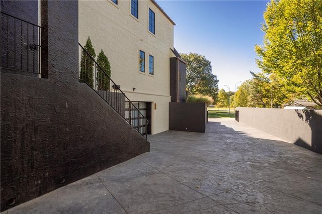 4963 Ward Parkway, Kansas City, MO 64112