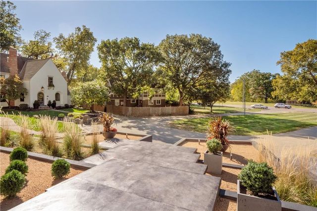 4963 Ward Parkway, Kansas City, MO 64112