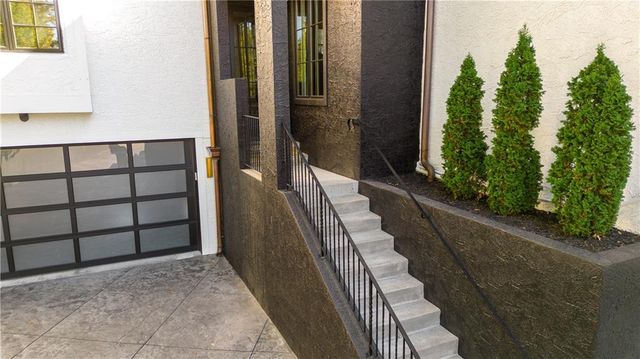 4963 Ward Parkway, Kansas City, MO 64112