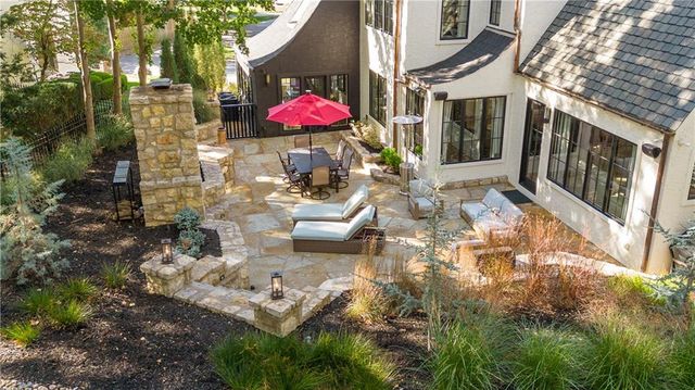 4963 Ward Parkway, Kansas City, MO 64112