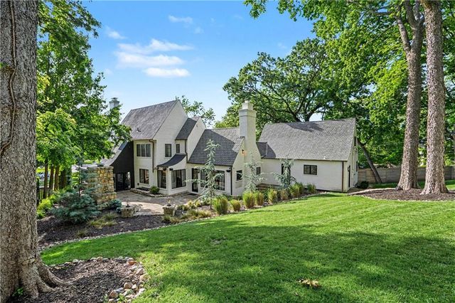 4963 Ward Parkway, Kansas City, MO 64112