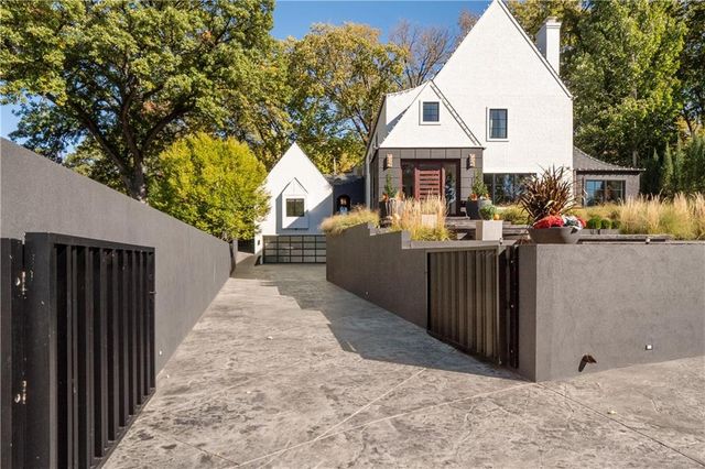 4963 Ward Parkway, Kansas City, MO 64112