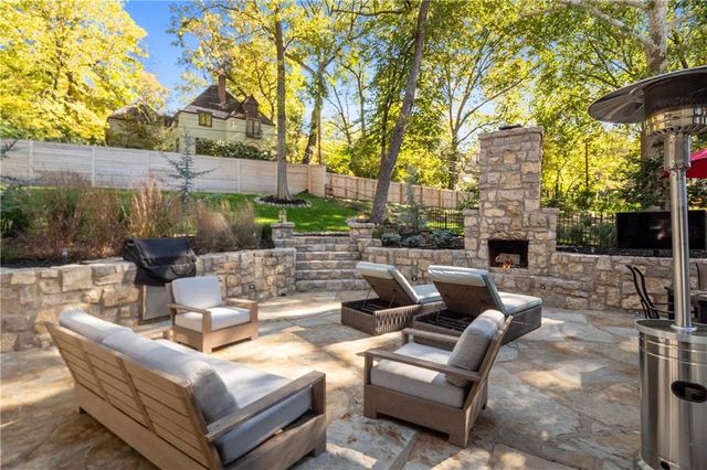 4963 Ward Parkway, Kansas City, MO 64112