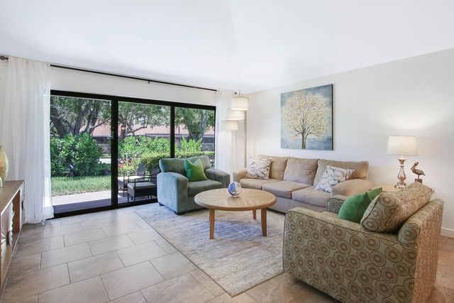 107 Club Drive, Palm Beach Gardens, FL 33418