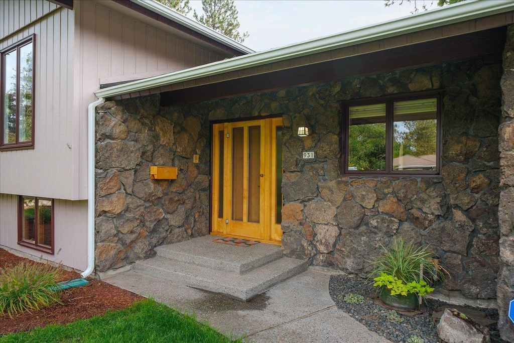 931 W Regent Ct, Spokane, WA 99203 photo 2