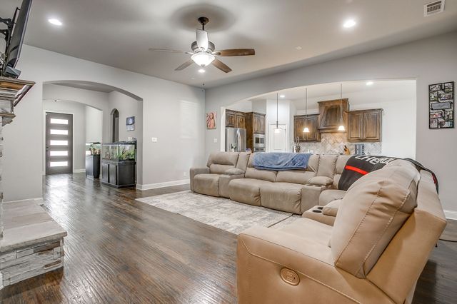 424 Delaware Street, Burleson, TX 76028