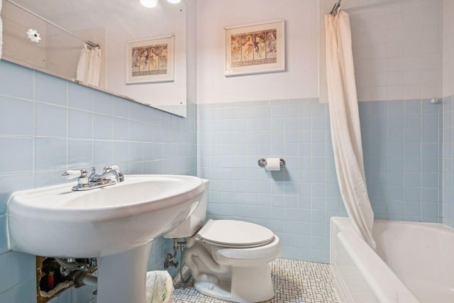 711 Grandview Avenue W, Roseville, MN 55113