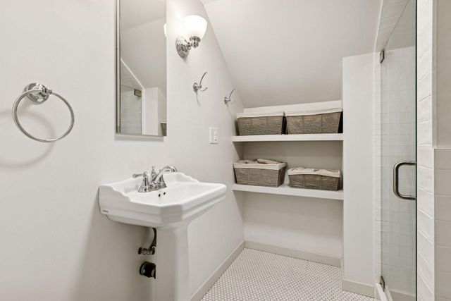 711 Grandview Avenue W, Roseville, MN 55113