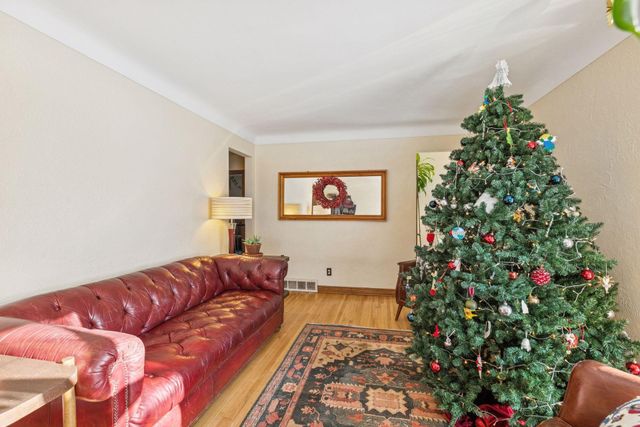 711 Grandview Avenue W, Roseville, MN 55113