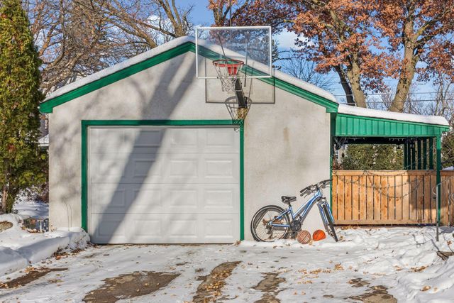 711 Grandview Avenue W, Roseville, MN 55113