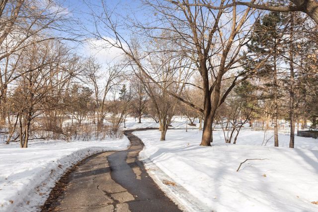 711 Grandview Avenue W, Roseville, MN 55113