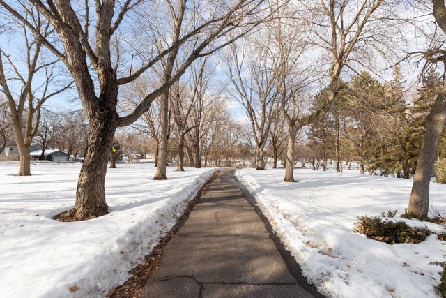 711 Grandview Avenue W, Roseville, MN 55113