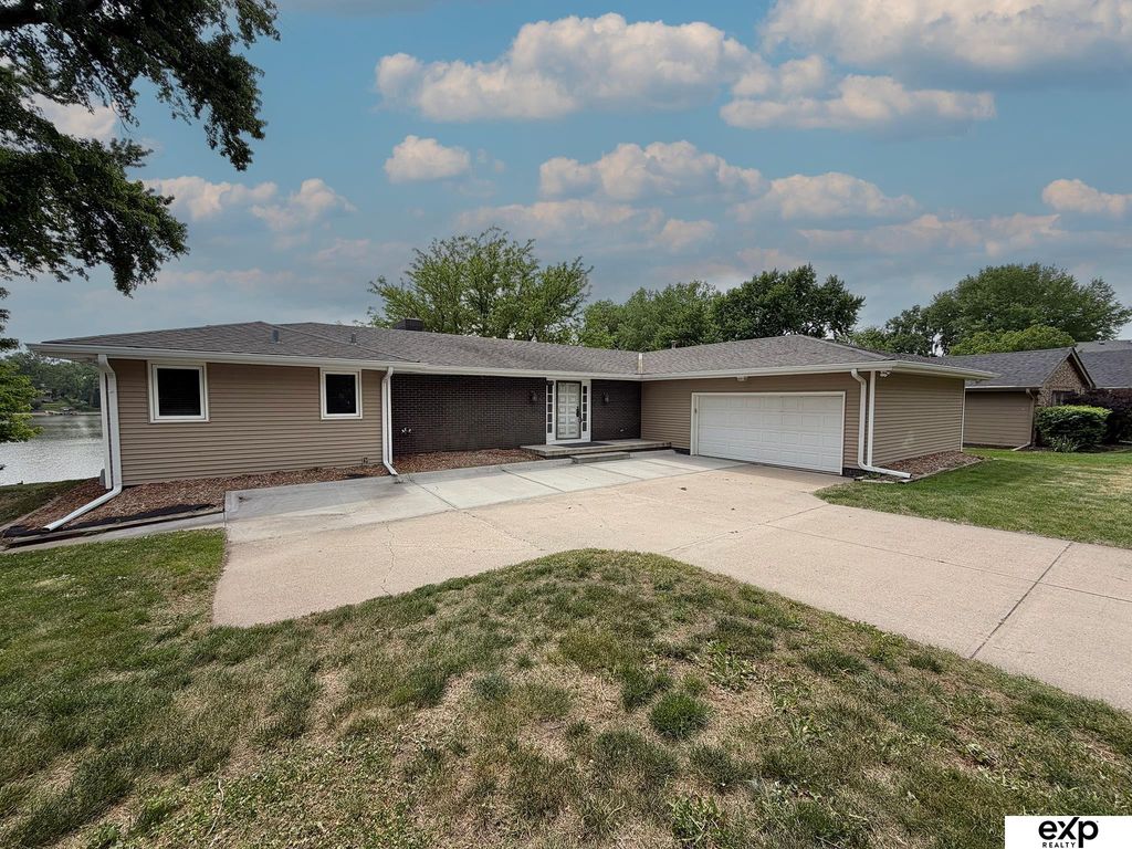 460 Lakehurst Drive, Waterloo, NE 68069