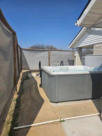 31 Lake Crest Dr, Lawton, OK 73507