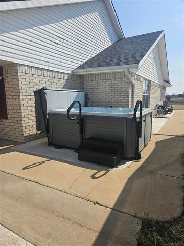 31 Lake Crest Dr, Lawton, OK 73507