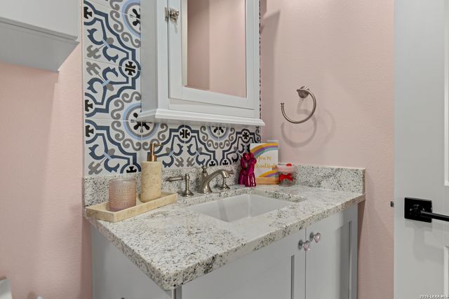 1025 GARRATY RD, Terrell Hills, TX 78209