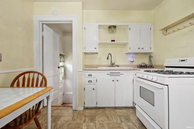 202 Strathmoor Avenue, Mishawaka, IN 46544