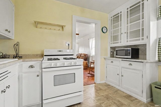 202 Strathmoor Avenue, Mishawaka, IN 46544