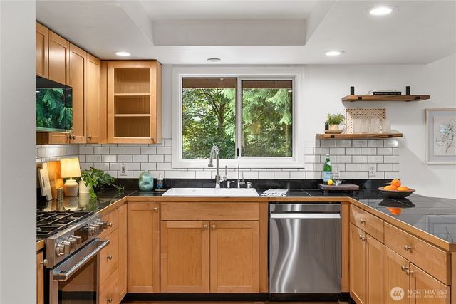11220 NE Parkhill Place, Bainbridge Island, WA 98110
