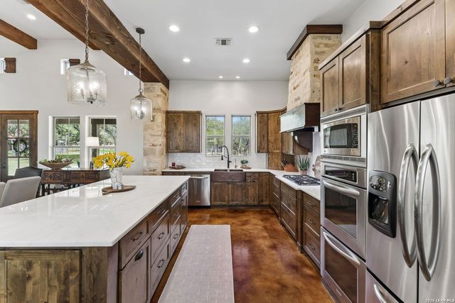 555 PRADO XING, Boerne, TX 78006