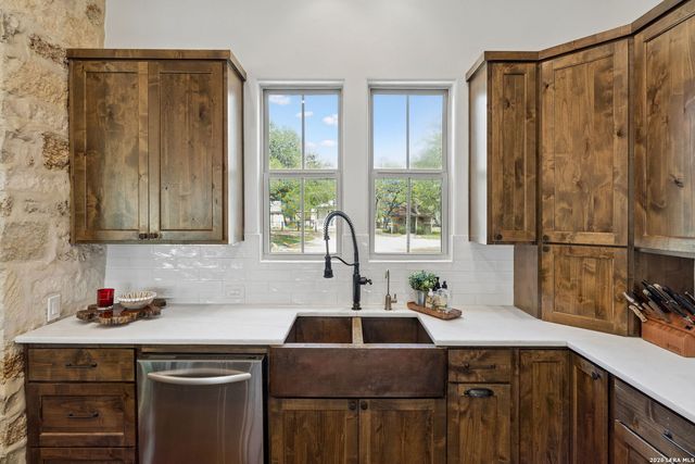 555 PRADO XING, Boerne, TX 78006