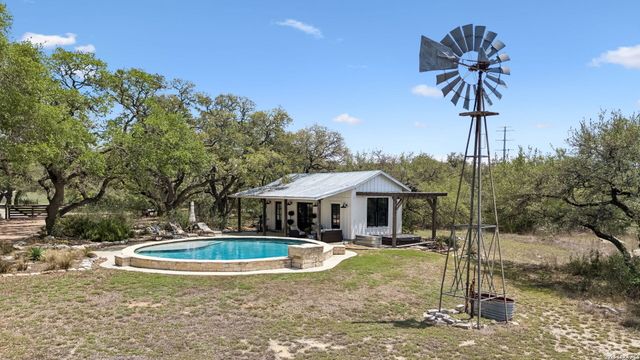 555 PRADO XING, Boerne, TX 78006