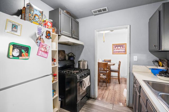 717 W Kern Avenue, Tulare, CA 93274