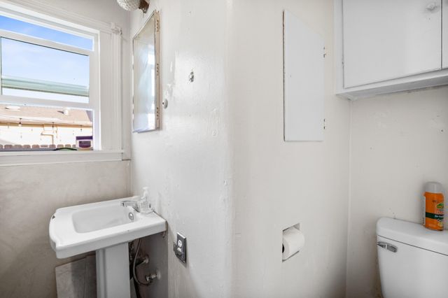 717 W Kern Avenue, Tulare, CA 93274