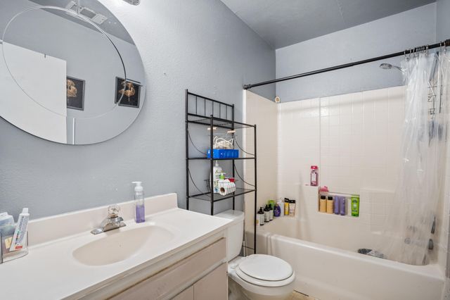 717 W Kern Avenue, Tulare, CA 93274