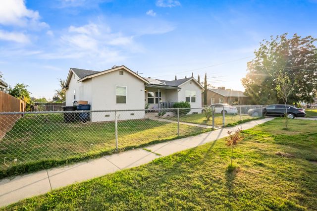 717 W Kern Avenue, Tulare, CA 93274