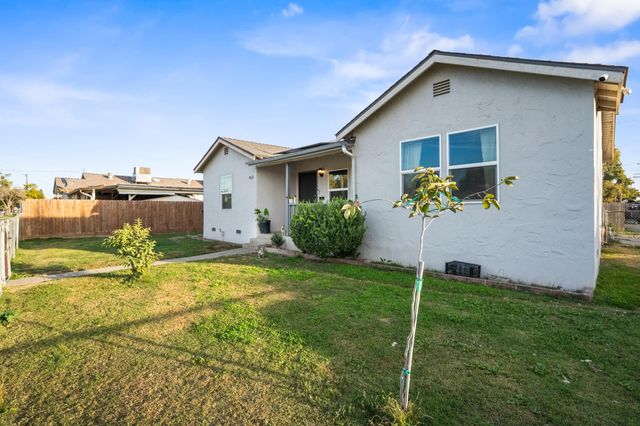 717 W Kern Avenue, Tulare, CA 93274