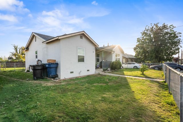 717 W Kern Avenue, Tulare, CA 93274