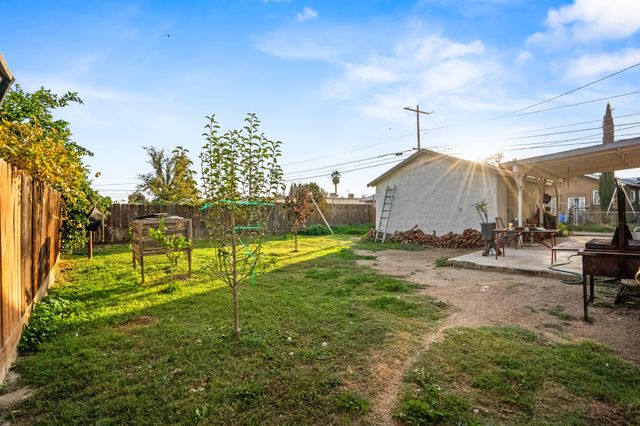 717 W Kern Avenue, Tulare, CA 93274