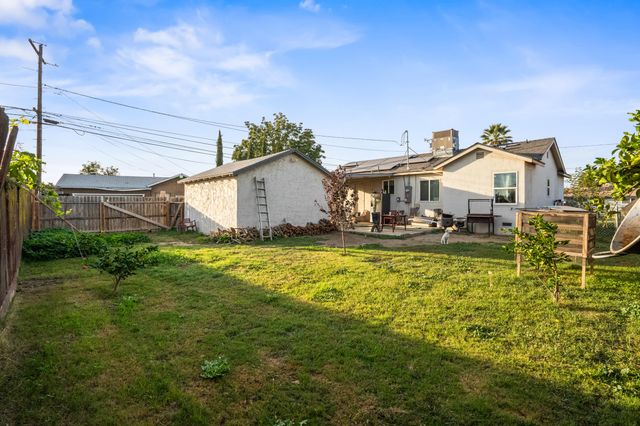 717 W Kern Avenue, Tulare, CA 93274