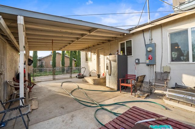 717 W Kern Avenue, Tulare, CA 93274