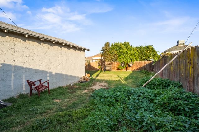 717 W Kern Avenue, Tulare, CA 93274