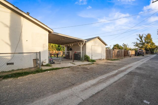 717 W Kern Avenue, Tulare, CA 93274