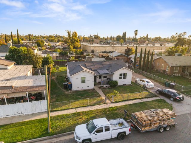 717 W Kern Avenue, Tulare, CA 93274