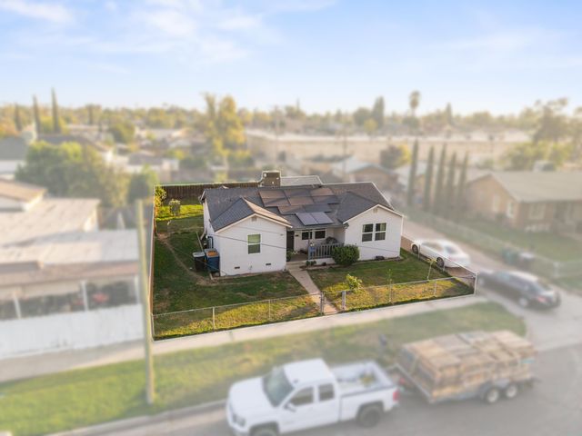 717 W Kern Avenue, Tulare, CA 93274