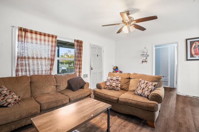 717 W Kern Avenue, Tulare, CA 93274