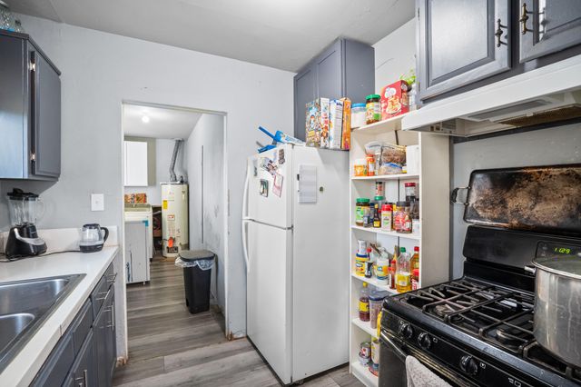 717 W Kern Avenue, Tulare, CA 93274