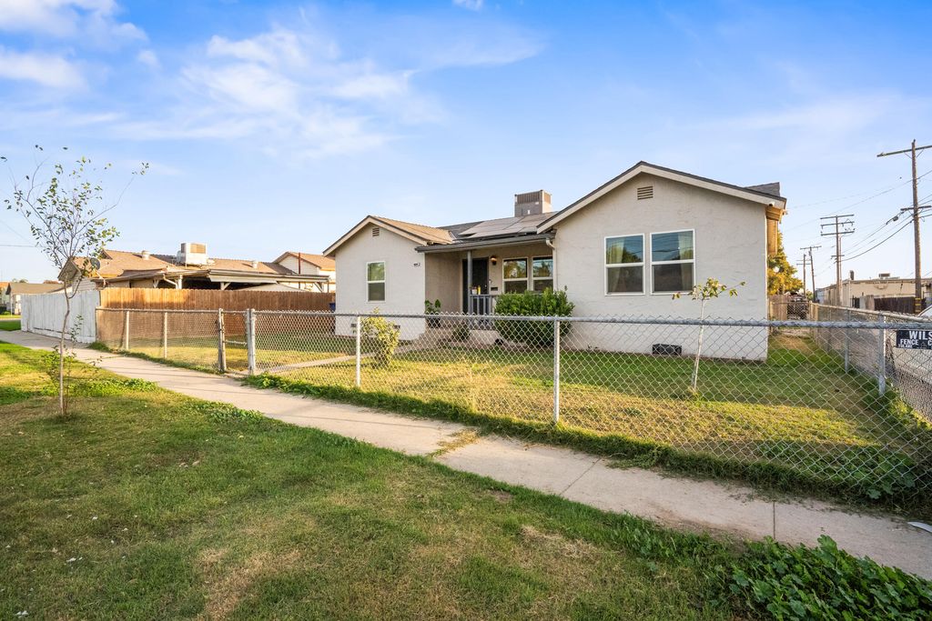 717 W Kern Avenue, Tulare, CA 93274