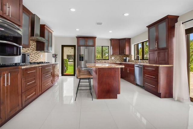 5520 SW 163rd Ave, Southwest Ranches, FL 33331