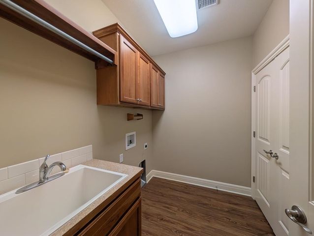 1009 E Cross Creek Pl, Derby, KS 67037