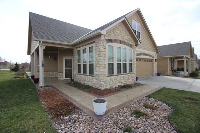 1009 E Cross Creek Pl, Derby, KS 67037