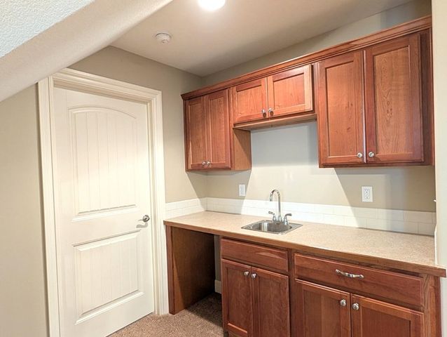 1009 E Cross Creek Pl, Derby, KS 67037