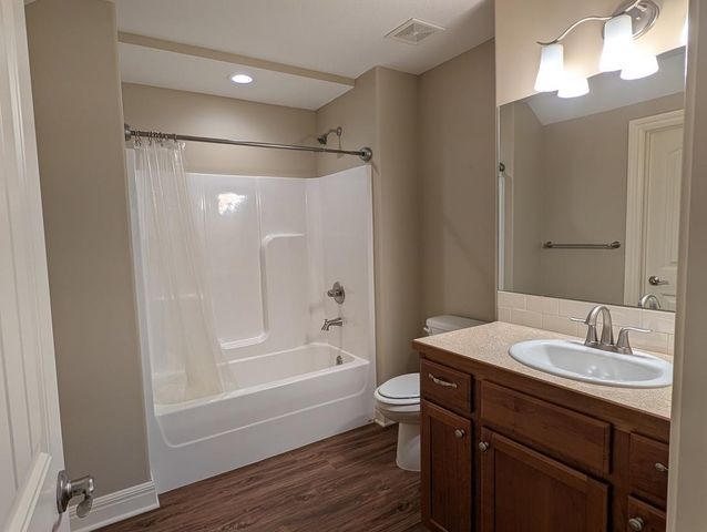 1009 E Cross Creek Pl, Derby, KS 67037